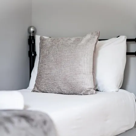 3br Next To Stadium Near Airport Sleeps 7