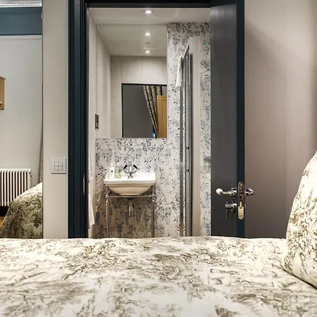 Bonnie - Smart Boutique - Haymarket 4*