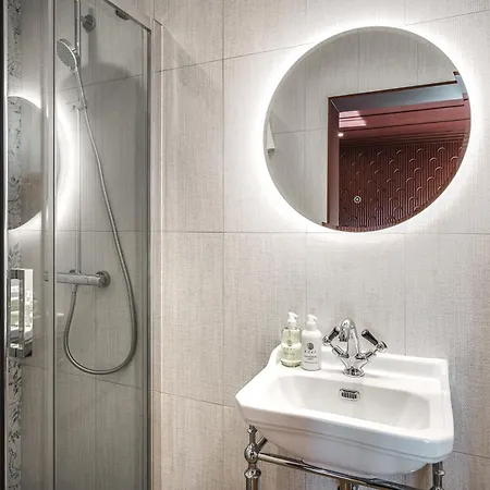 Bonnie - Smart Boutique - Haymarket 4*
