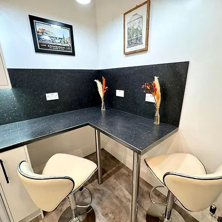 Georgian Luxury - Fast Broadband Wifi - Parking Available Apartment *