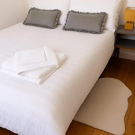 Comfy 2br Flat - Near Centre - Great Value & Free Parking *