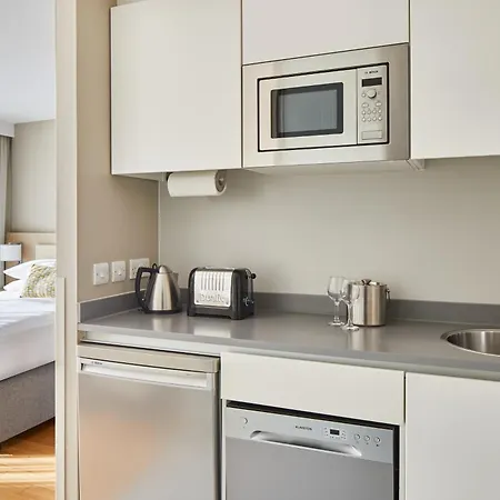 By Marriott Otel Edinburgh