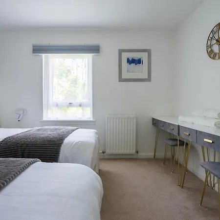 Centre House - 5 Bedrooms - Sleeps 9 - Parking 펜션