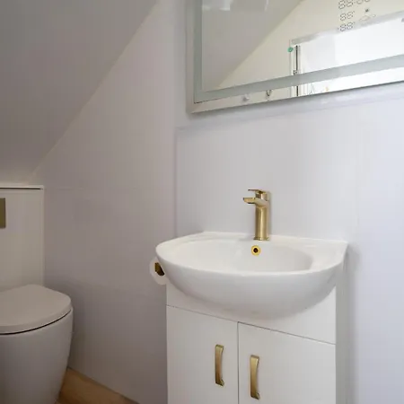 Centre House - 5 Bedrooms - Sleeps 9 - Parking