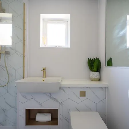 Centre House - 5 Bedrooms - Sleeps 9 - Parking *