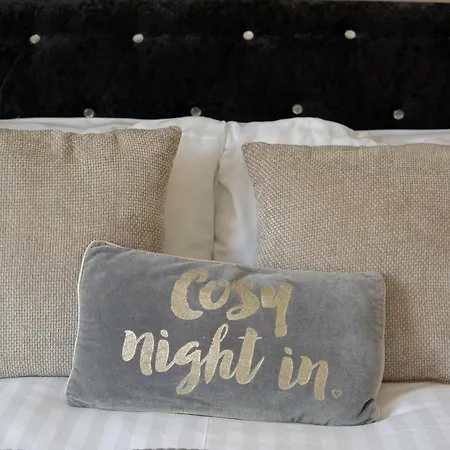 Centre House - 5 Bedrooms - Sleeps 9 - Parking Casa de Férias *