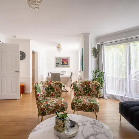 Centre House - 5 Bedrooms - Sleeps 9 - Parking *