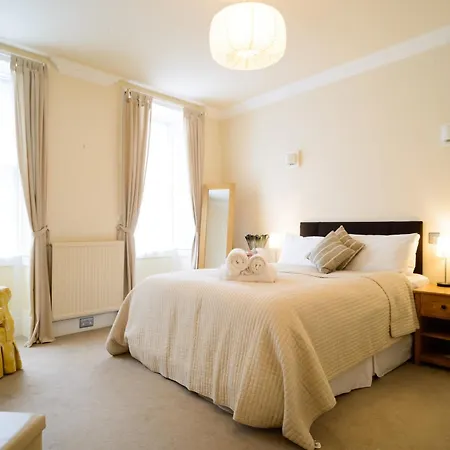 Beautiful Georgian 2 Bedroom Flat Apartment *