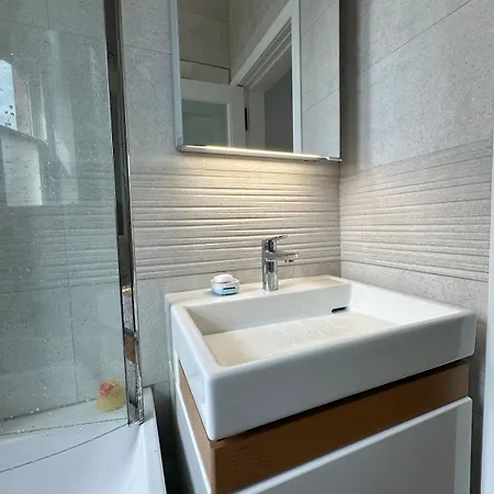 Skylight - Elegant Centre *