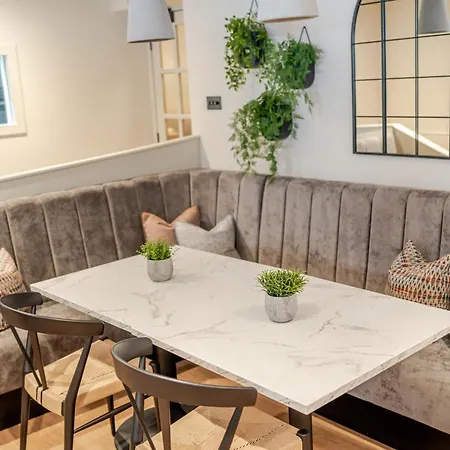 Grove House 3*