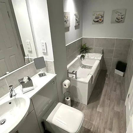 3 Bedroom - 2 Bathroom Townhouse In Corstorphine Near Murrayfield Stadium - Direct Bus To Centre In 20 Minutes - Two Private Parking Spaces - Private Sunny Garden - Recently Refurbished Эдинбург