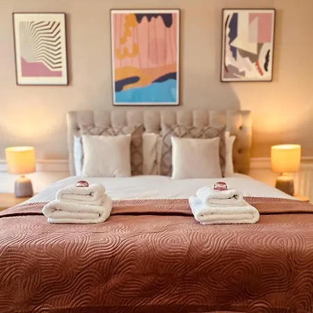 Super Spacious 4 Bed, Sleeps 6 Appartement *