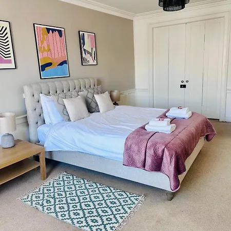 Super Spacious 4 Bed, Sleeps 6 Edinburgh