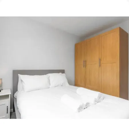 Appartement 2 Bedroom With Free Parking Sleeps 4 People