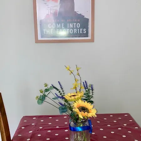 Stylish Canal-side Retreat In Edinburgh