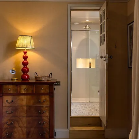 Apartment Luxury Wood Panelled West End Flat *