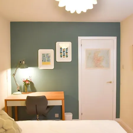 Mid-century Gem Steps From The Апартаменты Эдинбург