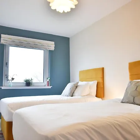 Mid-century Gem Steps From The Эдинбург