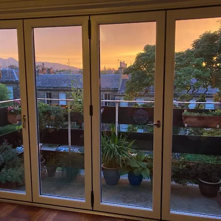 Mid-century Gem Steps From The * Эдинбург