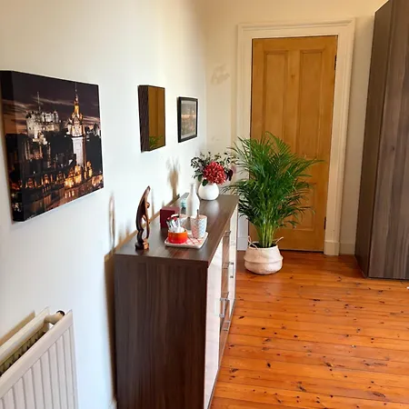 Проживание в семье Quiet In Vibrant Bruntsfield With Private Parking Эдинбург