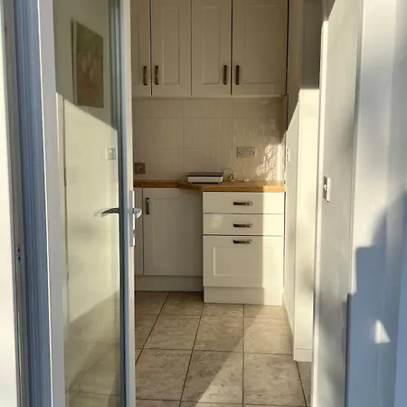 Self-contained Ground Level With Hill View Lägenhet