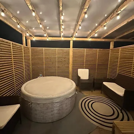 Lovely 3 Bed With Jacuzzi, Close To Airport, Driveway, Wifi アパート *