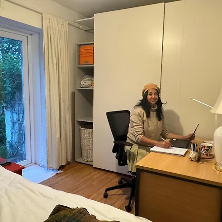 فندق مبيت وإفطار Cosy Cottage For Share , Private Double Room, Wifi, Parking, Garden