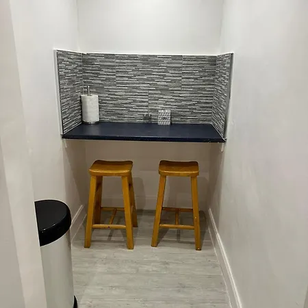 2 Bedroom Cosy Ground Floor Flat شقة *