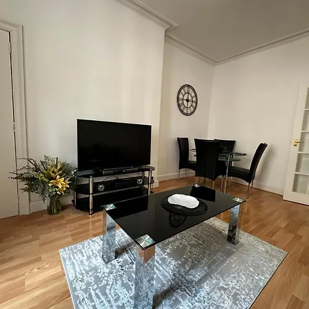 2 Bedroom Cosy Ground Floor Flat شقة