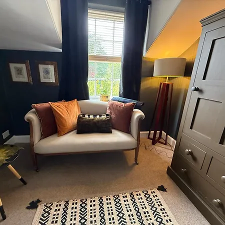 Modern Vintage Bliss Near Calton Hill Daire Edinburgh