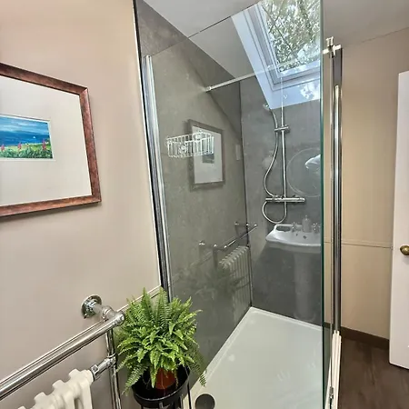 Modern Vintage Bliss Near Calton Hill Daire Edinburgh