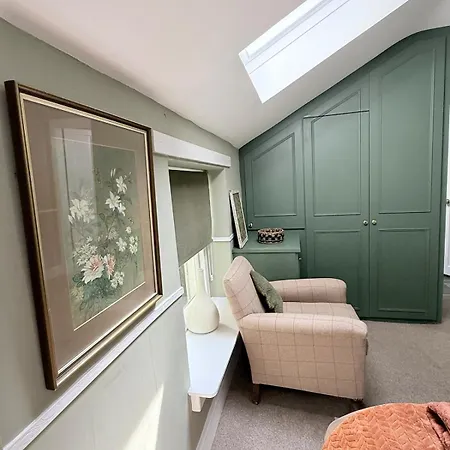 Modern Vintage Bliss Near Calton Hill Edinburgh