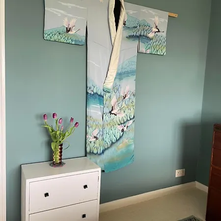 Mid-century Gem Steps From The Эдинбург