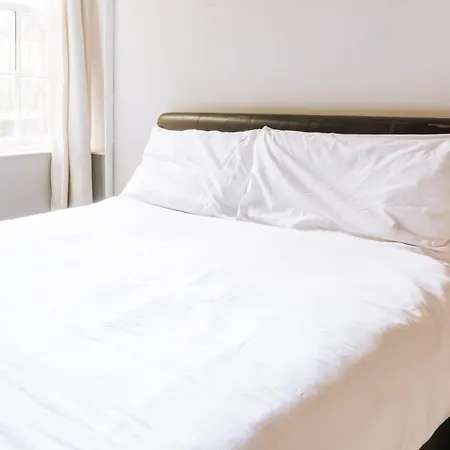 Homely 3 Bedroom In The Heart Of Apartament *