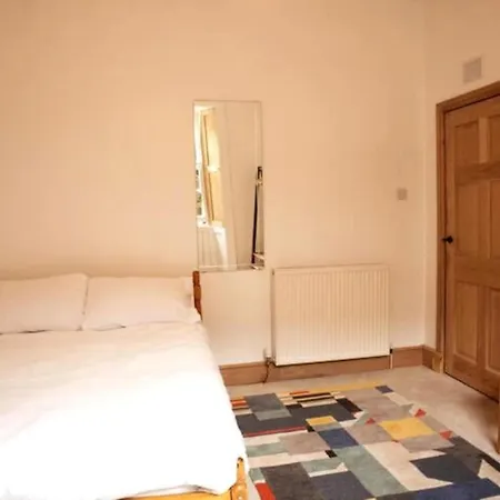 Elegant & Sunny 2bd Basement Stay, Edinburgh! *