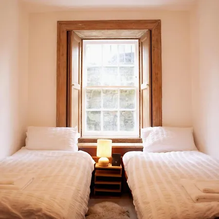 Elegant & Sunny 2bd Basement Stay, Edinburgh!