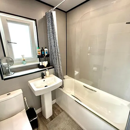 South Gyle House - Superfast Wifi And Free Parking - 7 Minutes From Airport