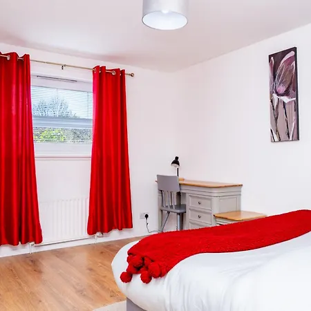 Spacious 5 Bedroom Detached Home, Free Parking, Sleeps 10, Near Centre Edinburgh