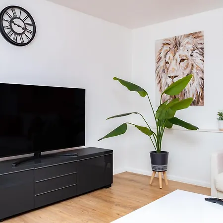 Spacious 5 Bedroom Detached Home, Free Parking, Sleeps 10, Near Centre Apartment