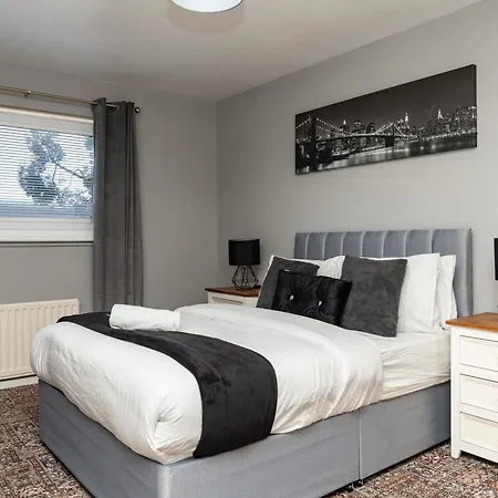 Spacious 5 Bedroom Detached Home, Free Parking, Sleeps 10, Near Centre إدنبرة