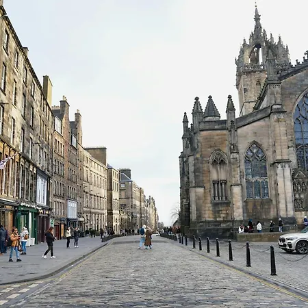 Centre - George Square * Edinburgh