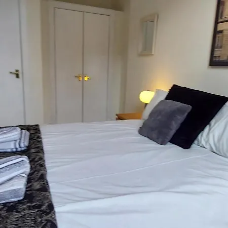 Lauriston Place - Spacious 2 Bedroom Appartement *