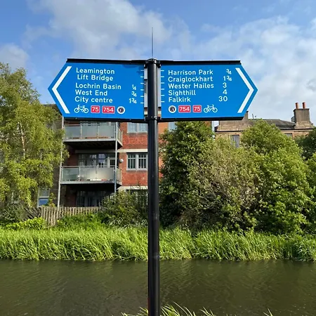 Appartement Stylish Canal-side Retreat In