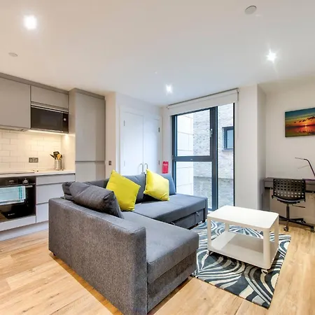 Lovely 1-bedroom Unit Near Castle דירה אדינבורו