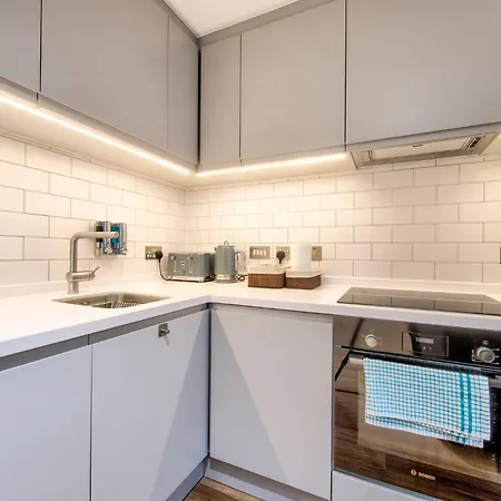 Lovely 1-bedroom Unit Near Castle דירה