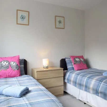 Family-friendly Flat Walkable From Princess Street *