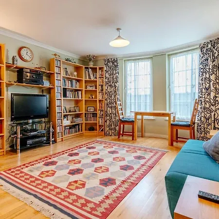 Homely 2-bed Free Park Apartment