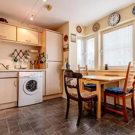 Homely 2-bed Free Park