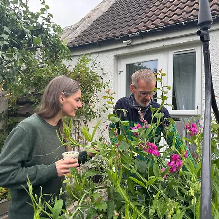 Panzió Charming 3 Bed , Private Budget , Free Street Parking , Fibre Optic Internet , Garden *