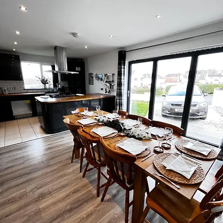Dreghorn House 5 Bedrooms,9 Beds,3 Toilets 2 Showers,1 Bath,2 Reception Free Parking 233 Mbp Wifi Semesterbostad